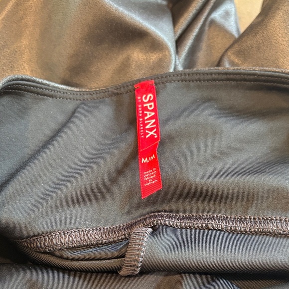 SPANX Shiny Black Leggings - Picture 4 of 6